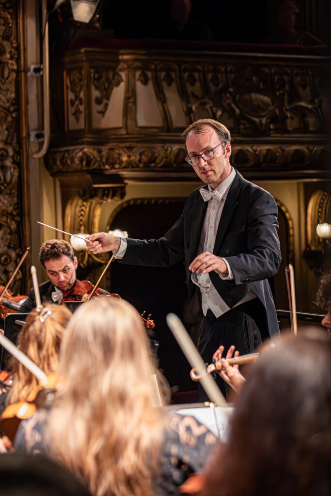 Dirigent Andreas Schulz bei den Schwäbischen Klassik Konzerten auf der Bühne